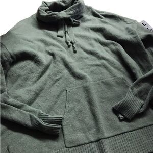 Crown and Ivy size  large sweater excellent condition